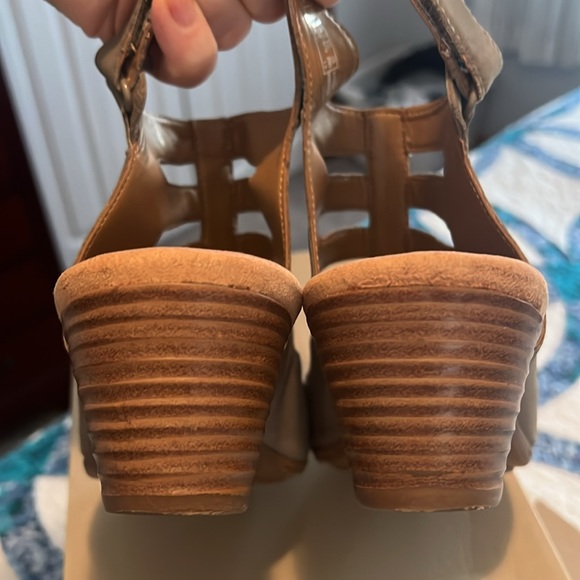 Clark’s Sandals sz 10 like new - color is “sage” - Picture 6 of 9